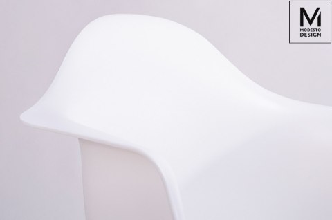 NOWOCZESNE BIAŁE KRZESŁO LOFT DO SALONU, JADALNI, Z PODŁOKIETNIKAMI, BUKOWE