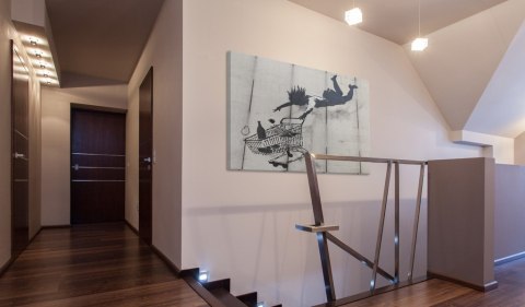 Obraz - Upadająca kobieta z wózkiem na zakupy (Banksy) Obraz - Upadająca kobieta z wózkiem na zakupy (Banksy)